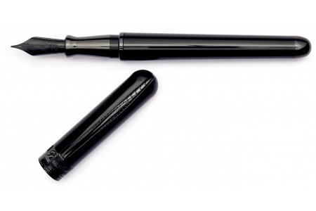 Pineider Avatar UR Black Glossy fountain pen 