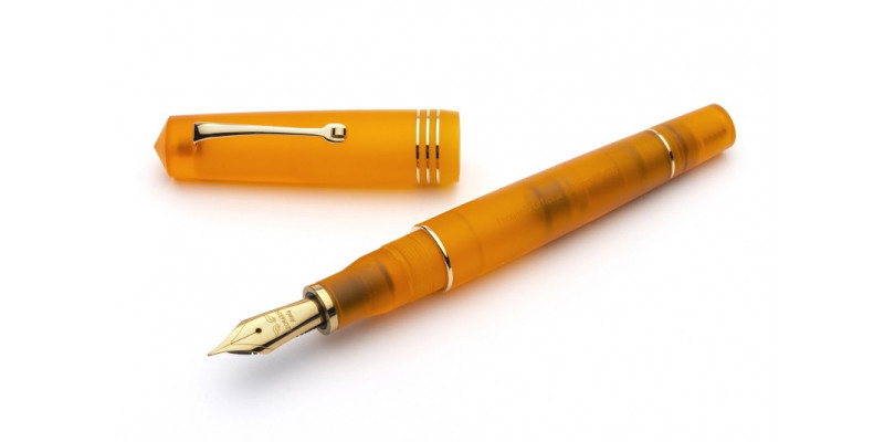 Leonardo Officina Italiana Pura arancio fiammante finiture oro pennino acciaio stilografica
